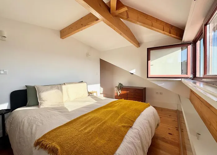 Sol Do - 2 Bed Penthouse Luis Bridge View